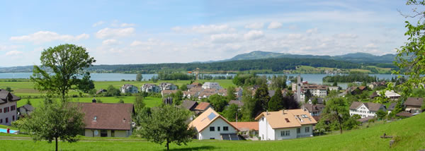 Panoramablick auf Nuolen und den Zürichsee.